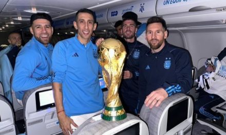 Lionel Messi Kembali Pamer Trofi Piala Dunia dari dalam Pesawat