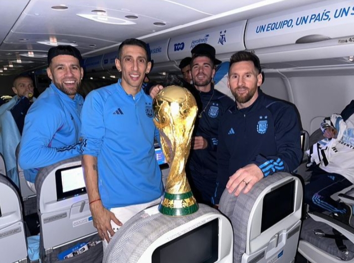 Lionel Messi Kembali Pamer Trofi Piala Dunia dari dalam Pesawat